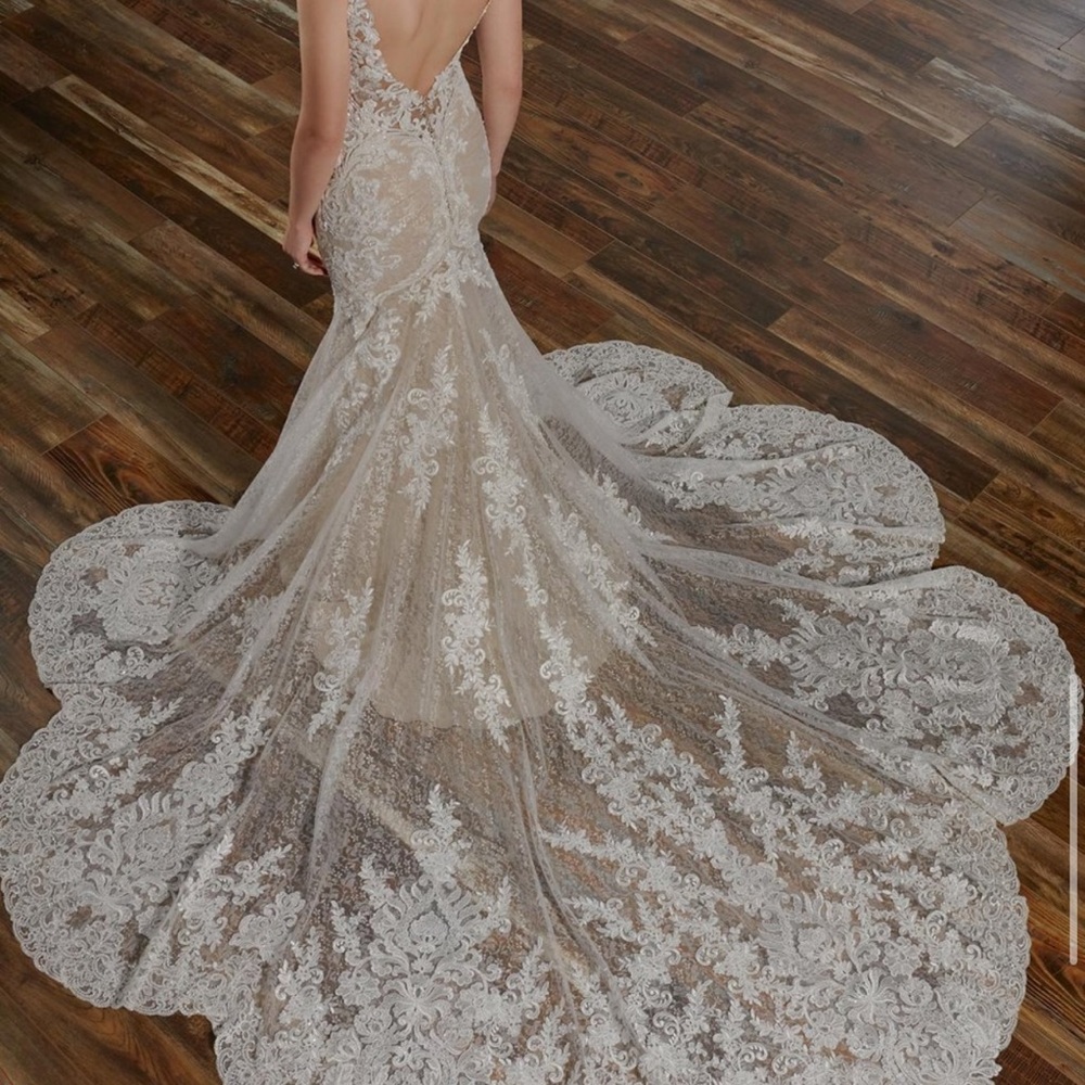 COPY - Martina Liana- FITTED LACE WEDDING DRESS WITH SCALLOPED TRAIN